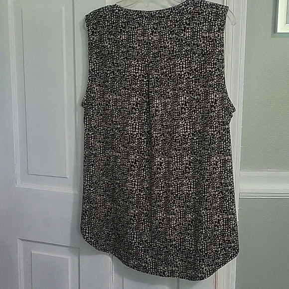 Dana Buchman SzXL Black and Cream Sleeveless Vneck Blouse - Picture 5 of 5